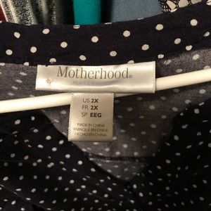 Cute navy polka dot maternity top!